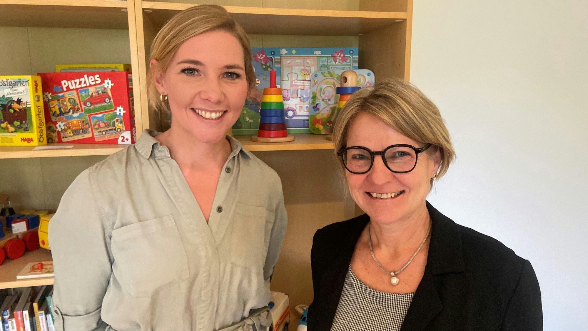 Zu sehen sind Sabrina Oude-Weßelink, Teamleiterin und Koordinatorin, und die SkF-Vorständin Ulrike Schubert.