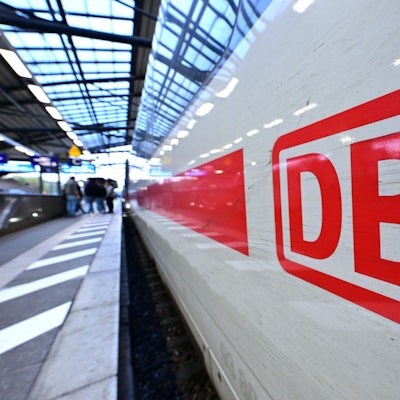 Das DB-Logo an einem ICE im Erfurter Hauptbahnhof während des bundesweiten Warnstreiks bei der Deutschen Bahn.