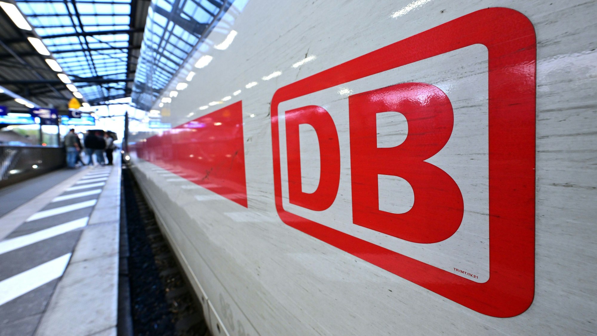Das DB-Logo an einem ICE im Erfurter Hauptbahnhof während des bundesweiten Warnstreiks bei der Deutschen Bahn.
