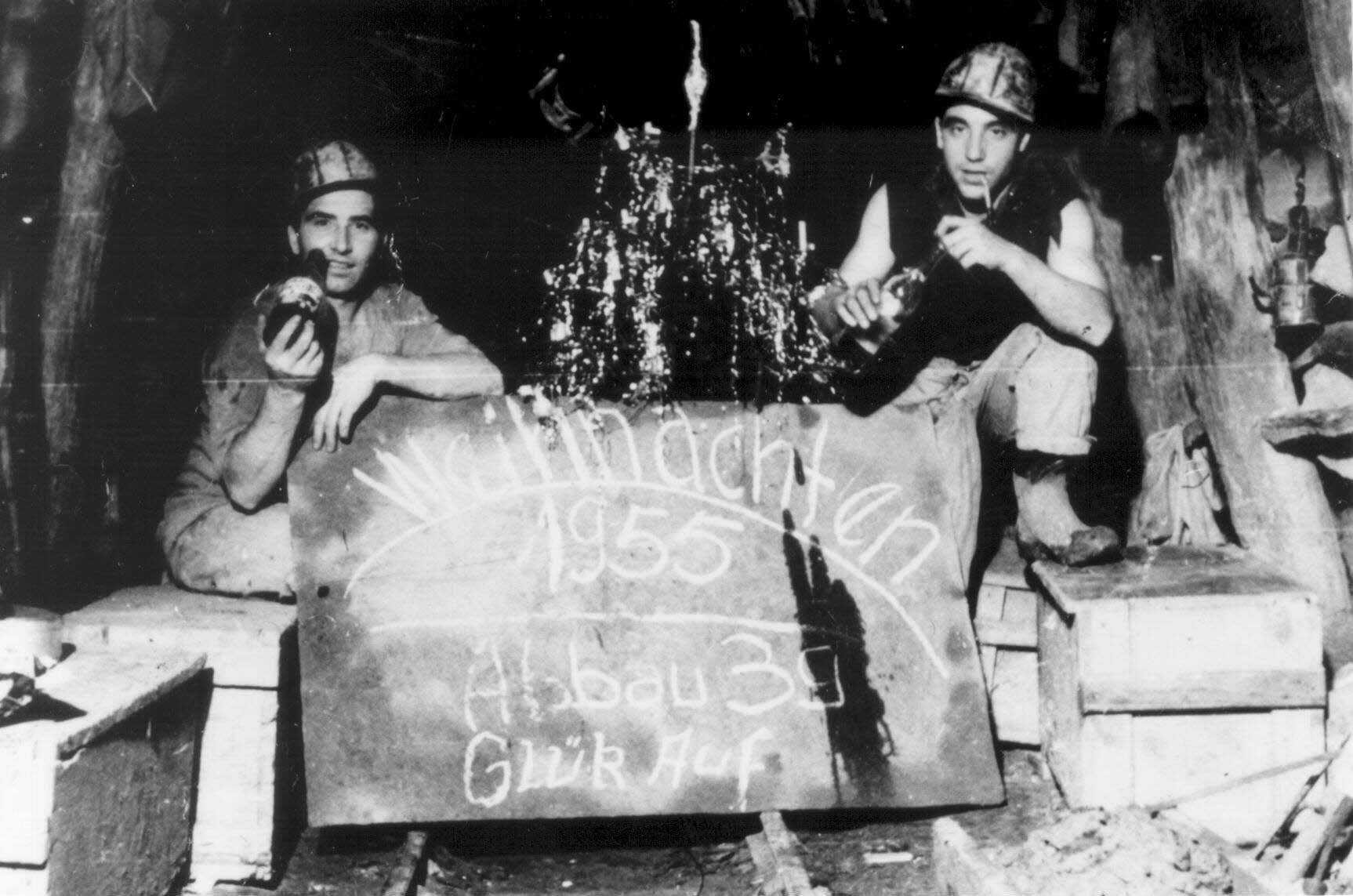 Italienische Arbeiter der Grube Lüderich in Untereschbach feiern im Bergwerk Weihnachten mit einem kleinen Christbaum.