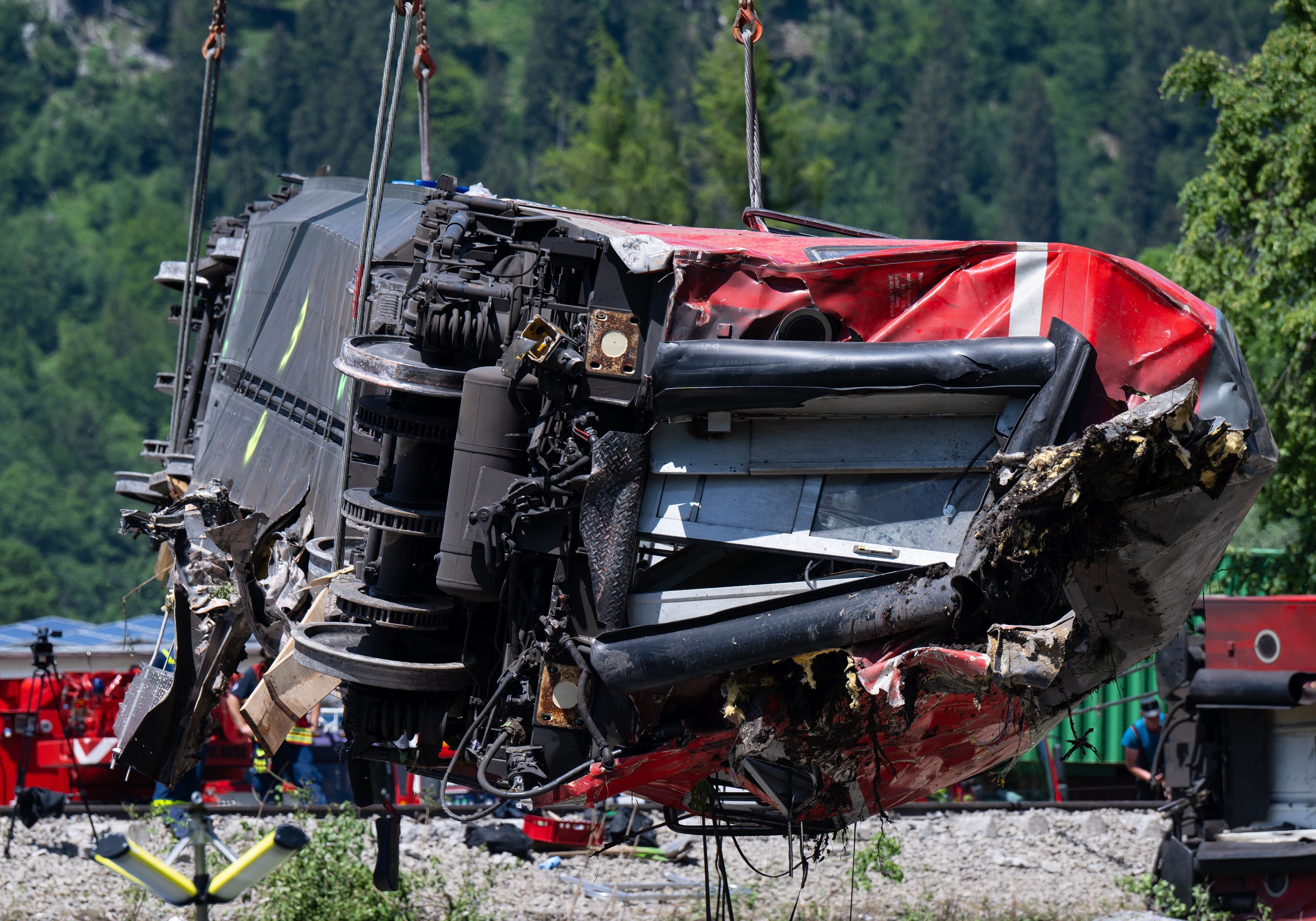 Tödliches Zugunglück in Garmisch 2022: Rettungskräfte und Arbeiter bergen einen Waggon.