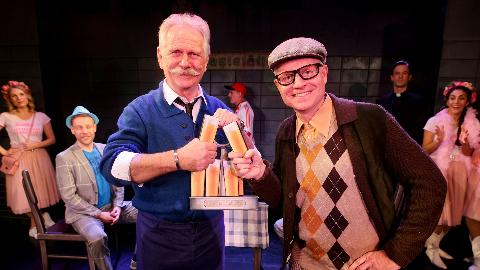 Das Foto zeigt Guido Cantz als Taxifahrer und Henning Krautmacher als Köbes.