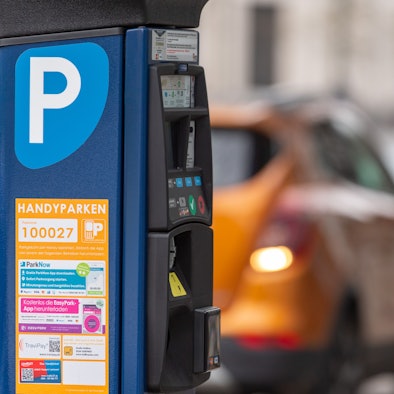 Ein Parkscheinautomat steht am Straßenrand in einer Innenstadt (Symbolfoto).