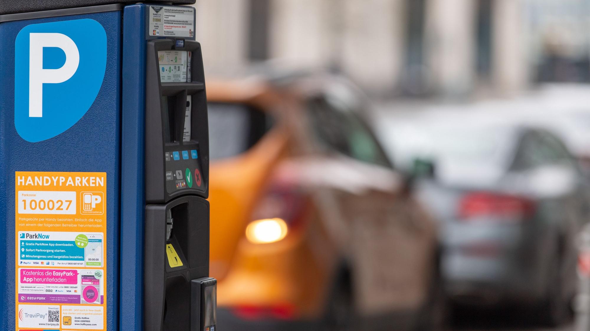 Ein Parkscheinautomat steht am Straßenrand in einer Innenstadt (Symbolfoto).