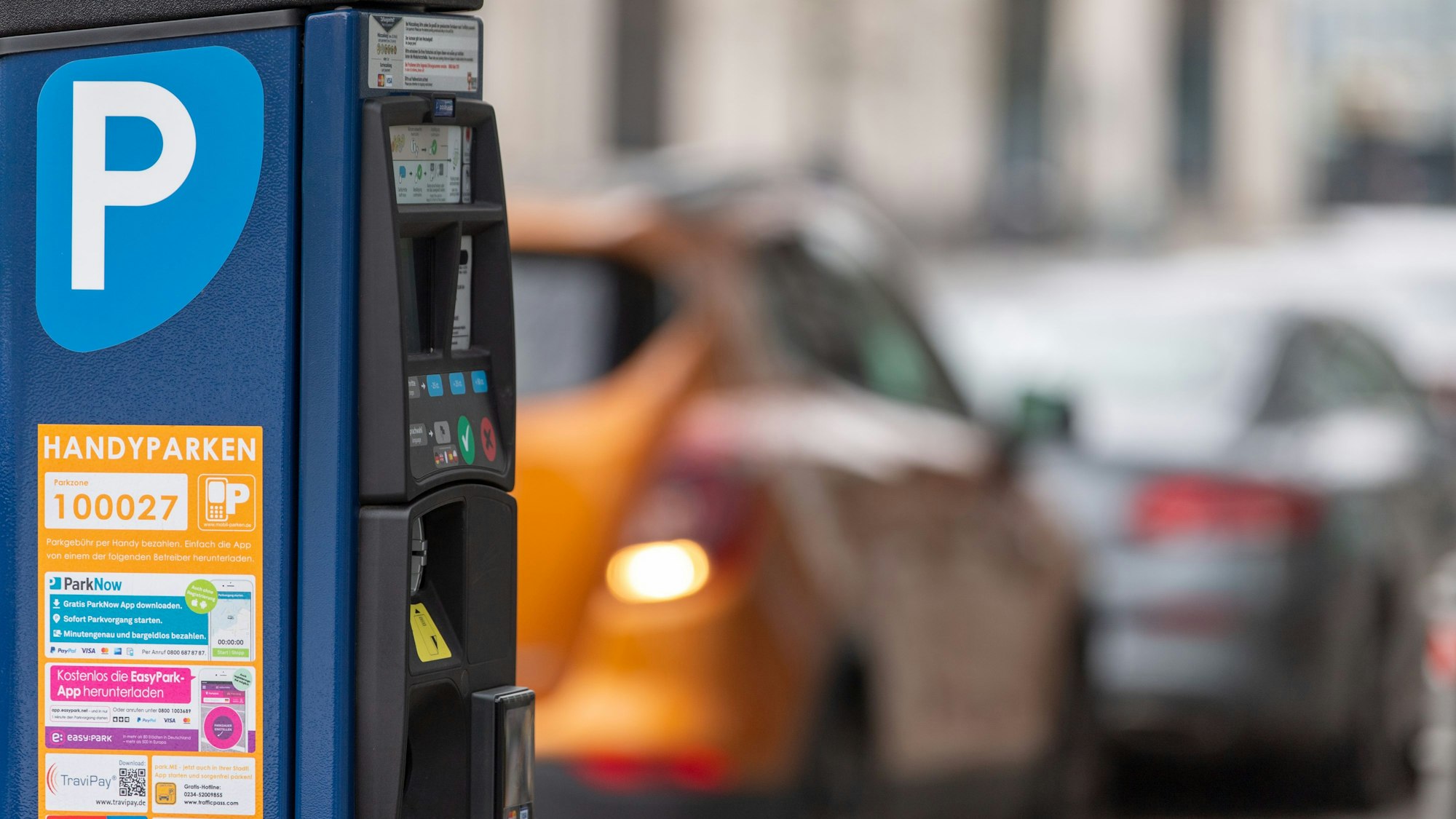 Ein Parkscheinautomat steht am Straßenrand in einer Innenstadt (Symbolfoto).