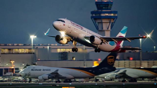 Eine Maschine der Fluggesellschaft Eurowings startet vom Flughafen Köln/Bonn.