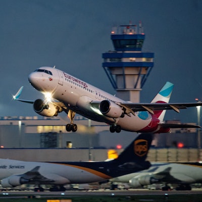 Eine Maschine der Fluggesellschaft Eurowings startet vom Flughafen Köln/Bonn.