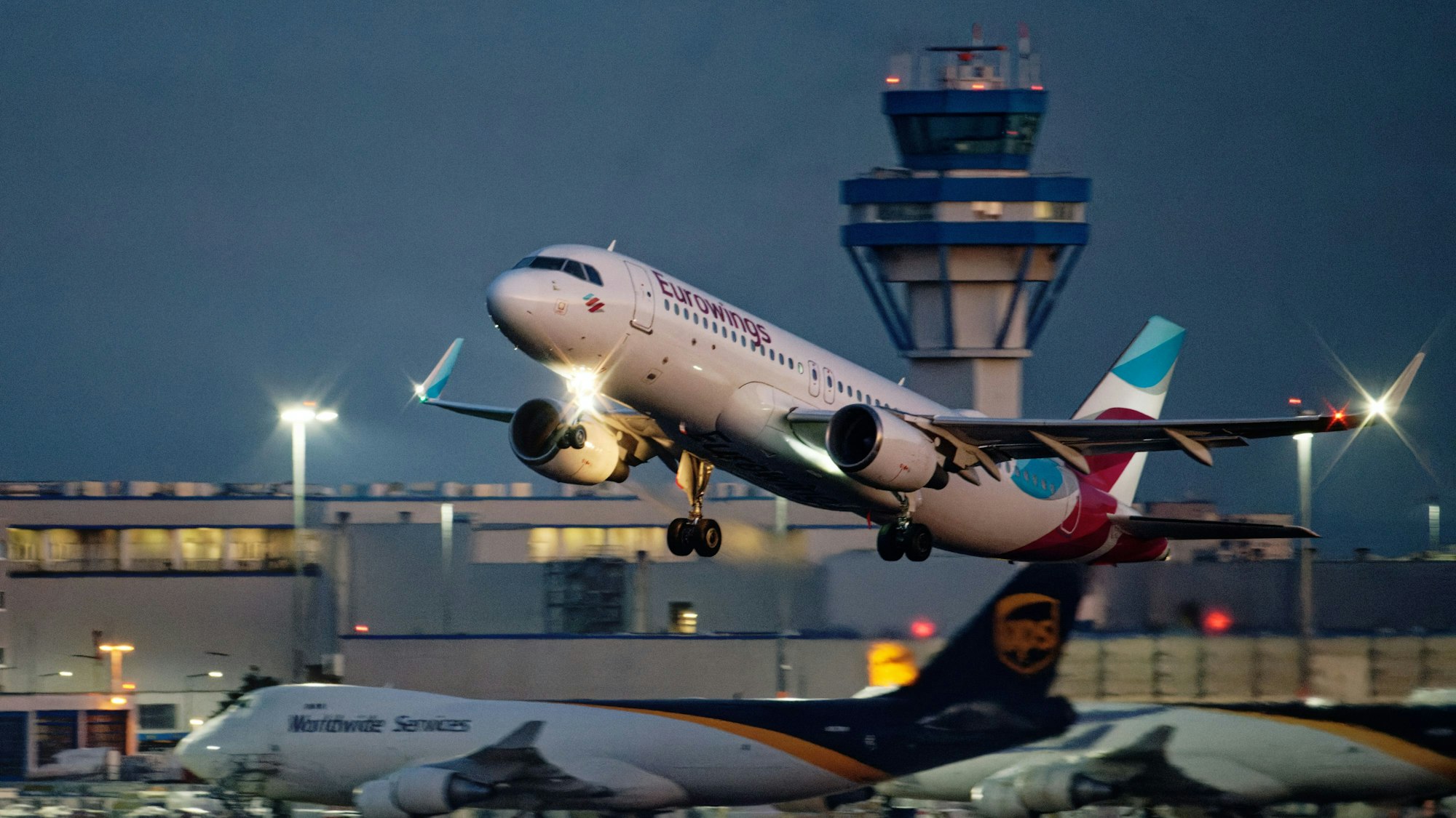 Eine Maschine der Fluggesellschaft Eurowings startet vom Flughafen Köln/Bonn.