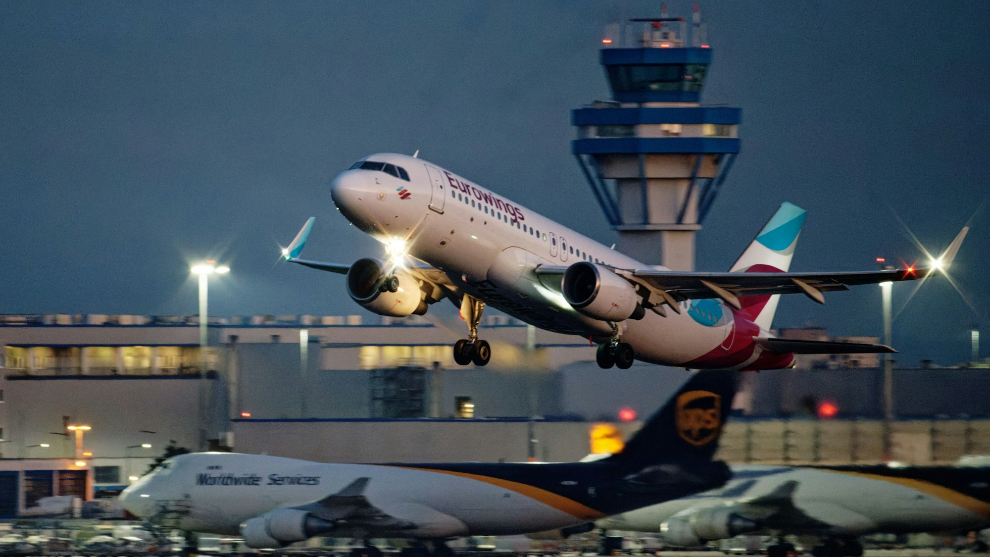 Eine Maschine der Fluggesellschaft Eurowings startet vom Flughafen Köln/Bonn.