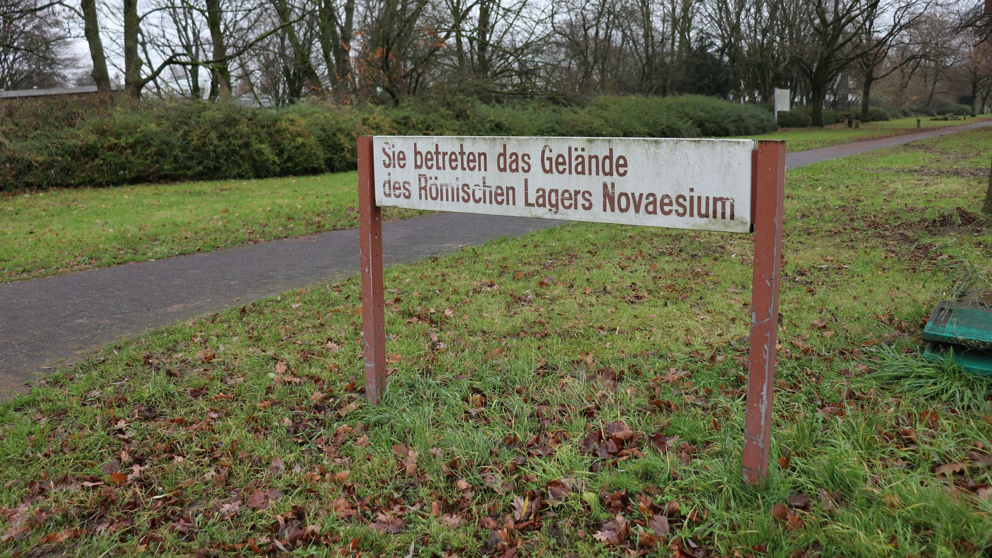 Ein Schild an der Kölner Straße in Neuss weist auf das Römerlager hin, das vor 2000 Jahren dort erricht wurde.