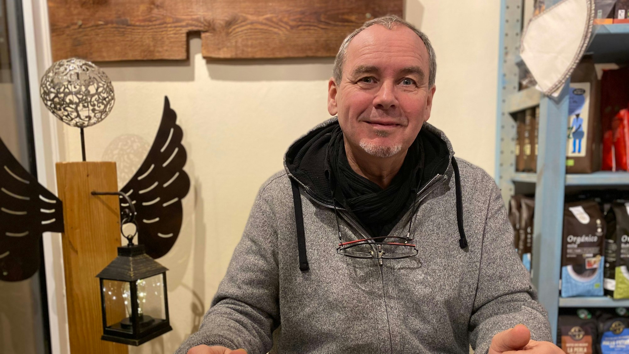 Ulrich Rüsenberg sitzt im weihnachtlich dekorierten Fair-Café in Zülpich.