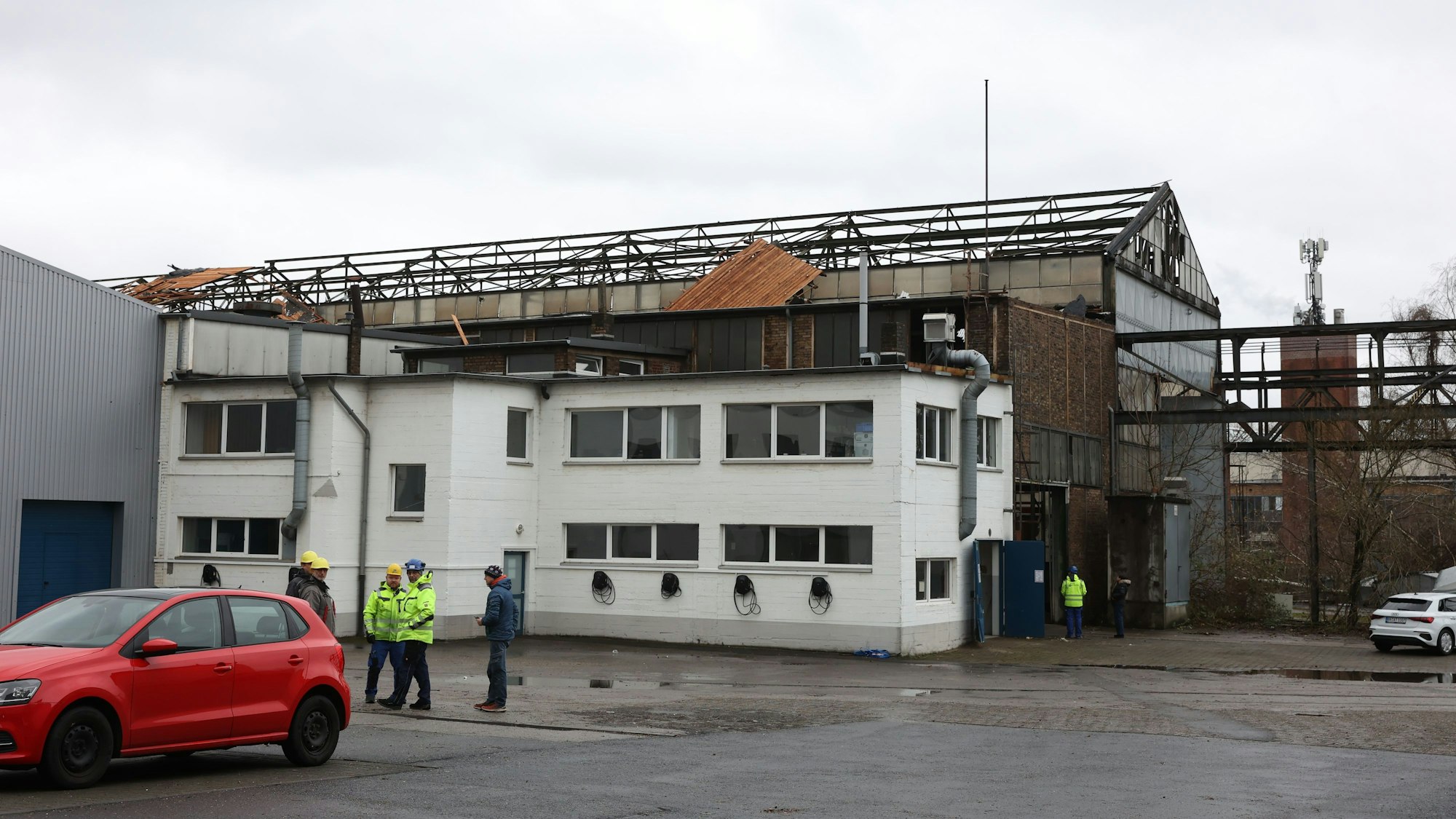 Eine Lagerhalle, der das Dach fehlt
