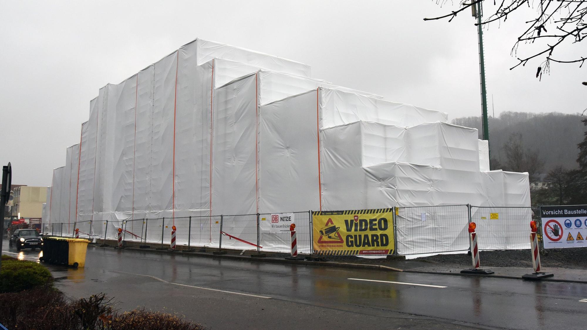 Die neue Brücke in Engelskirchen-Loope ist in weiße Planen verpackt.