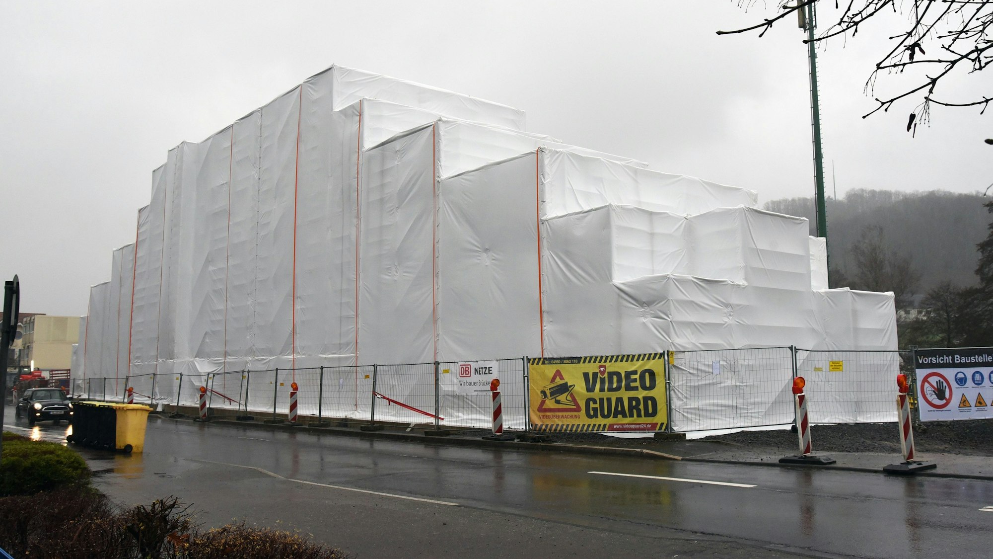 Die neue Brücke in Engelskirchen-Loope ist in weiße Planen verpackt.
