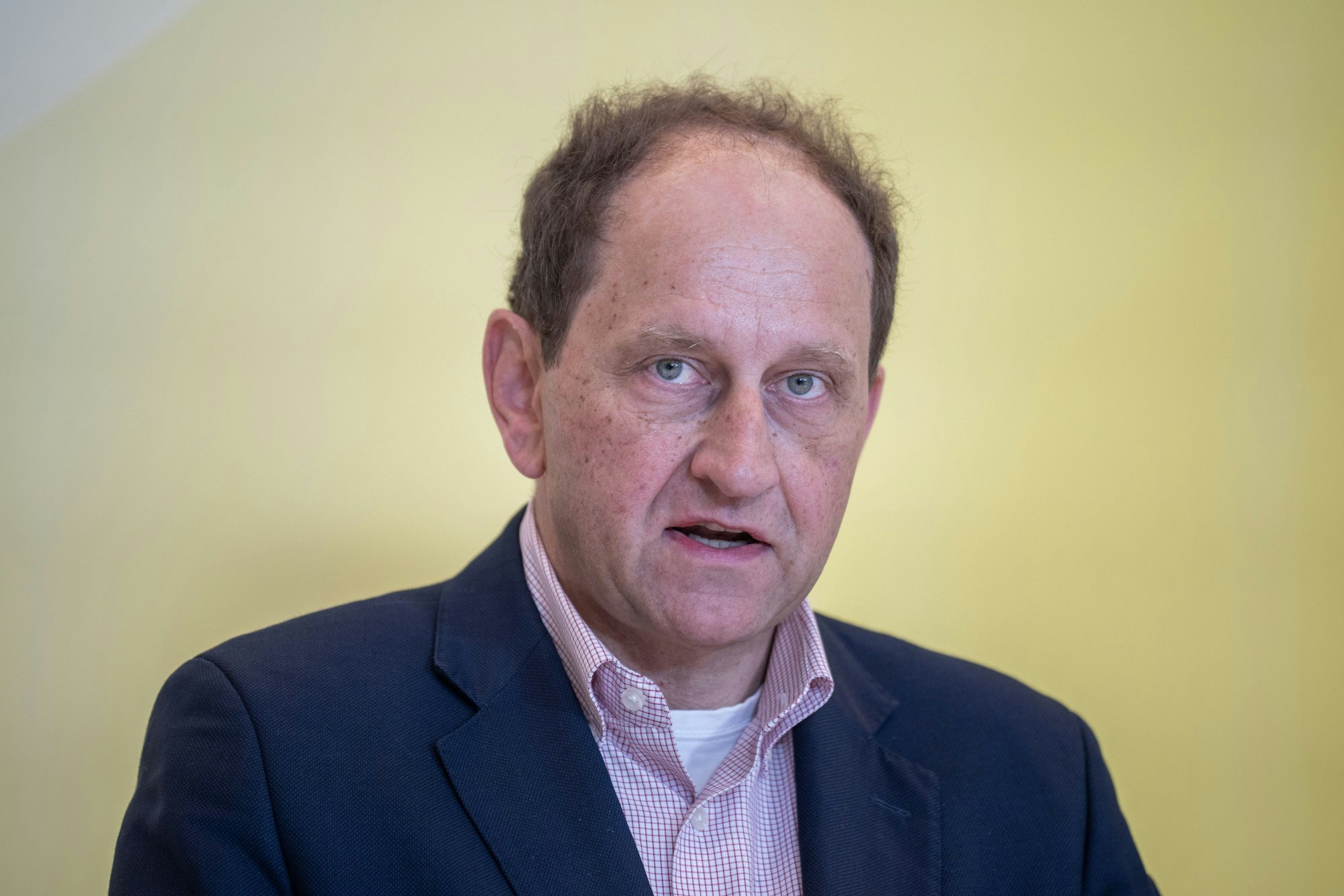 Alexander Graf Lambsdorff guckt in die Kamera.