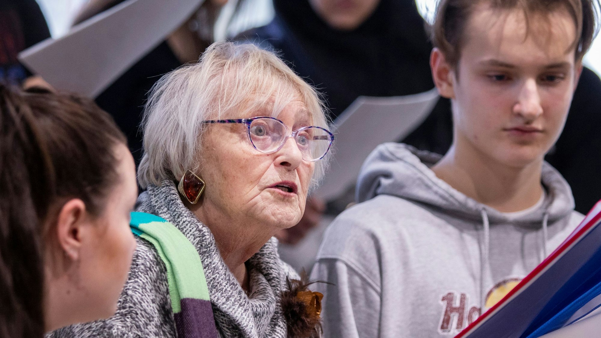 Klava Leybova ist umringt von Schülerinnen und Schülern zu sehen.