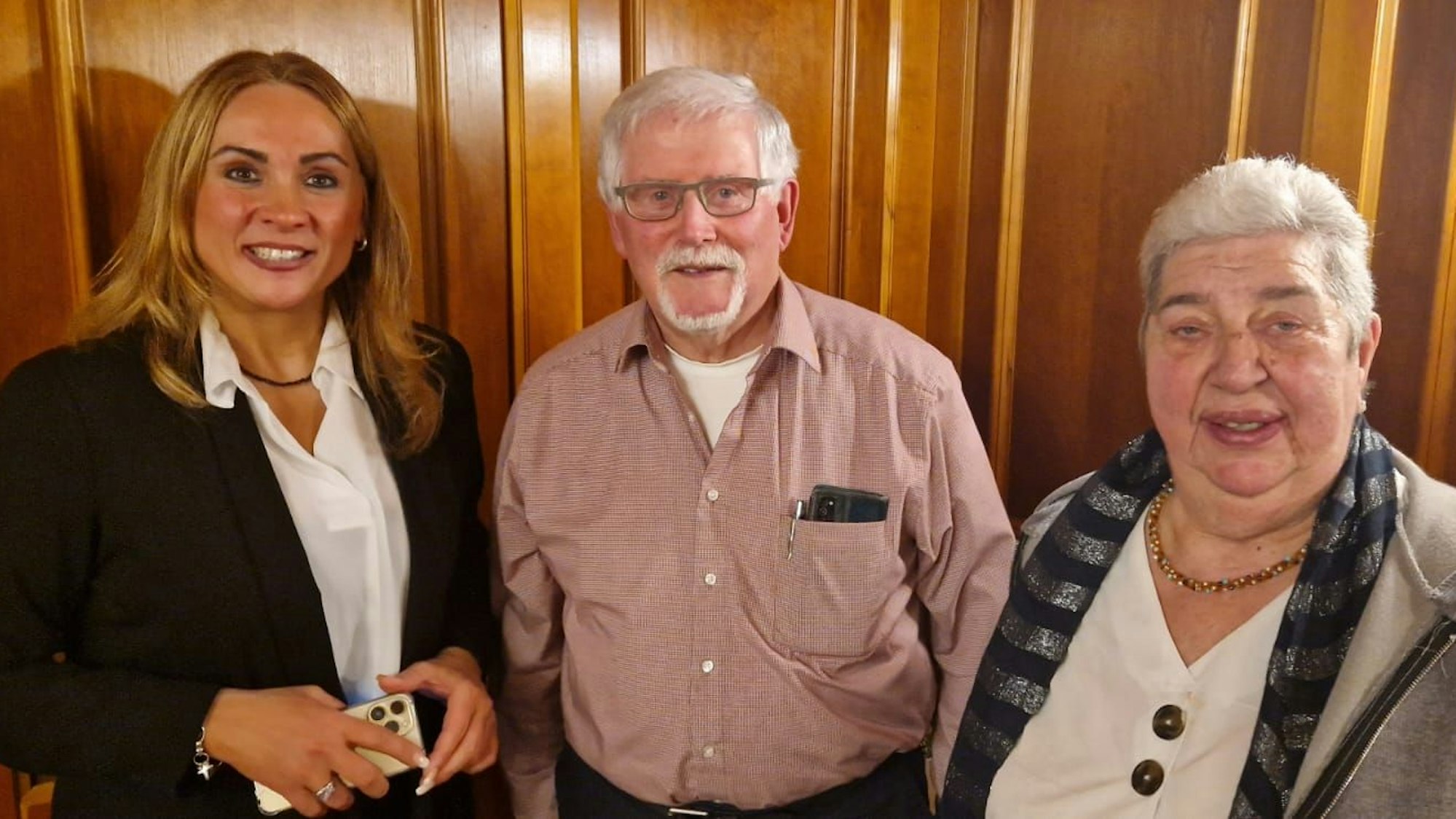 Zwei Frauen umrahmen den langjährigen Chorleiter.