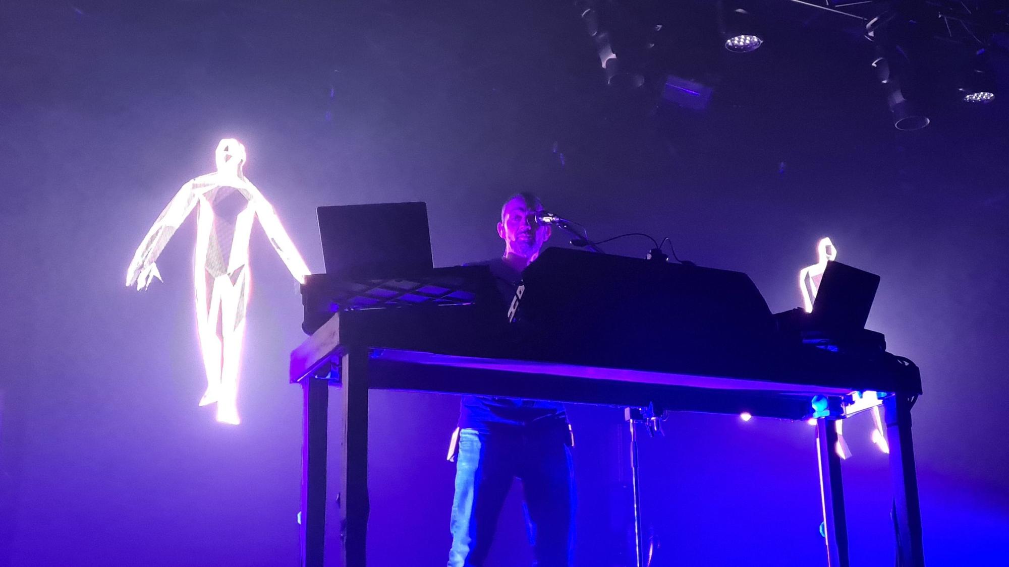 Fritz Kalkbrenner am 21. Dezember auf der Bühne im Kölner Carlswerk Victoria