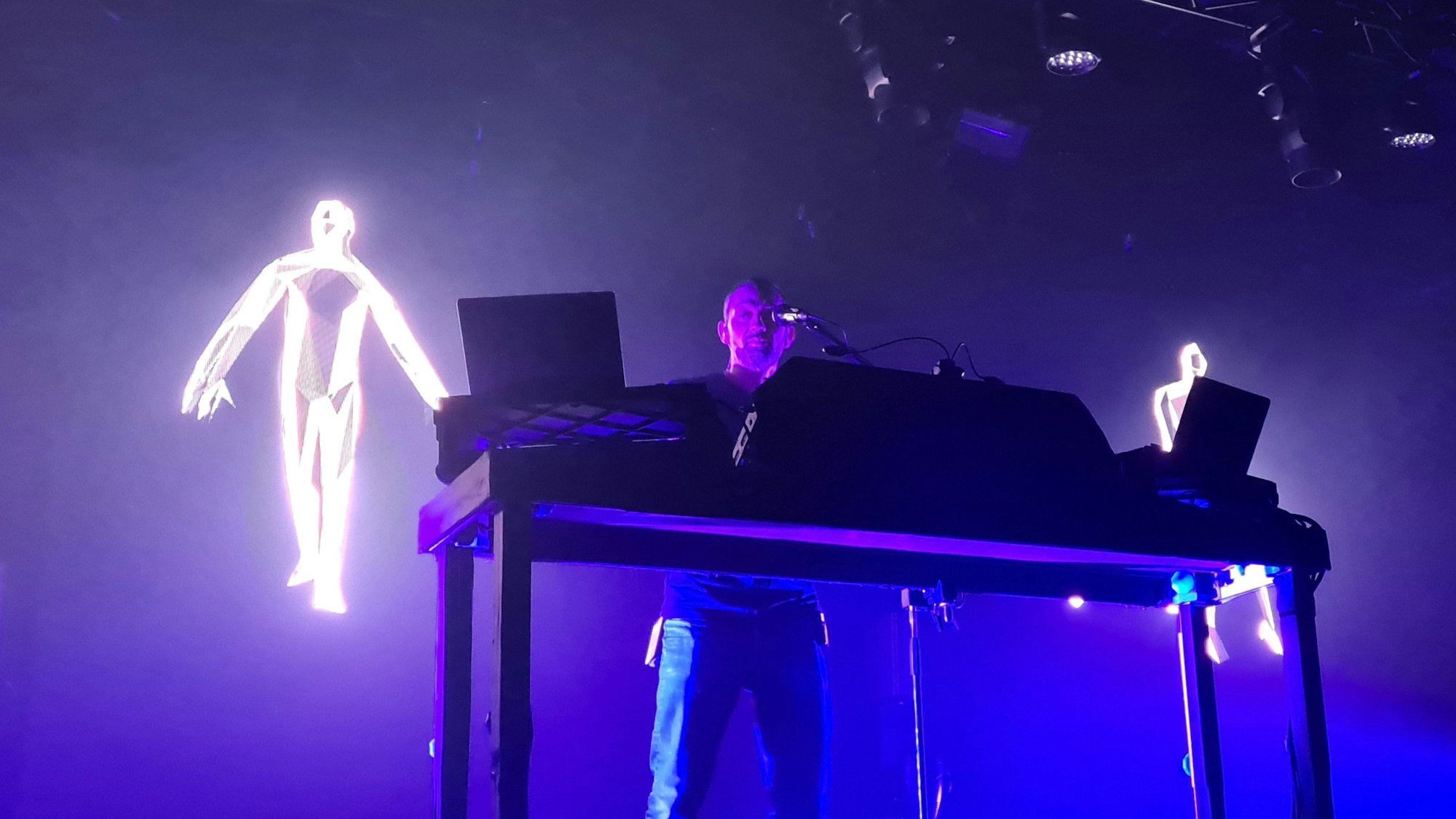 Fritz Kalkbrenner am 21. Dezember auf der Bühne im Kölner Carlswerk Victoria