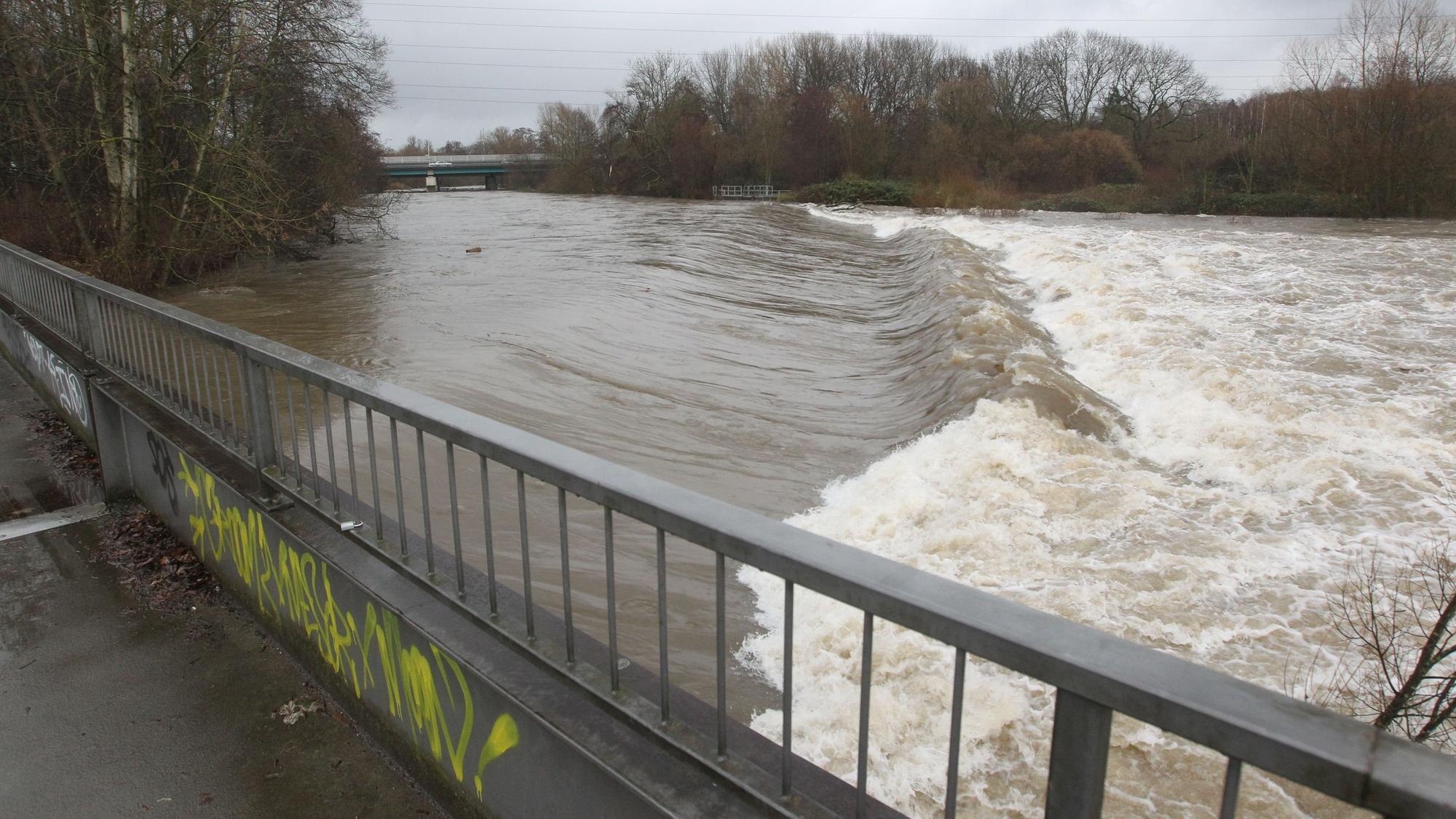 Am Wehr in Troisdorf tost das Wasser über die Schwelle.