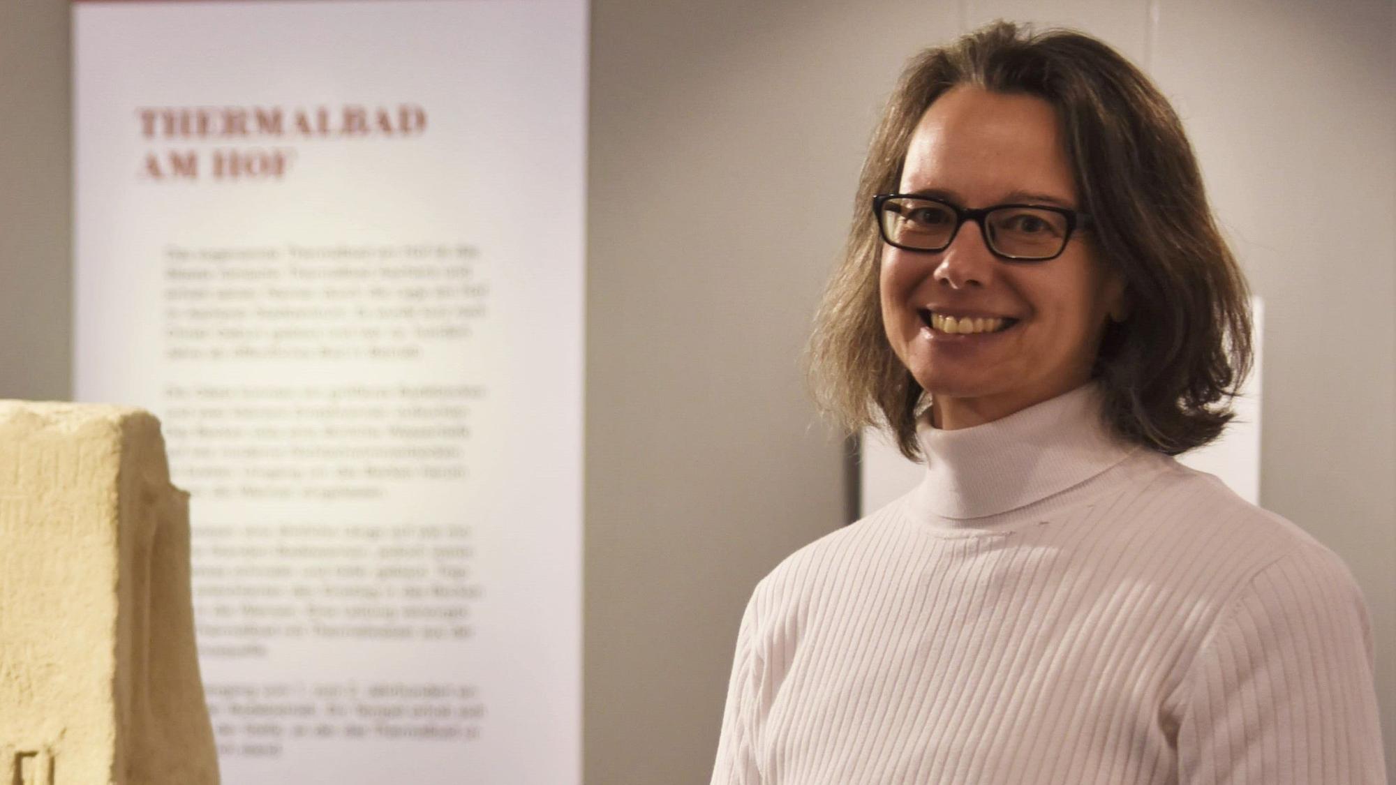 Das Bild zeigt Dr. Iris Hofmann-Kastner in der jüngsten Ausstellung der Römerthermen in Zülpich.