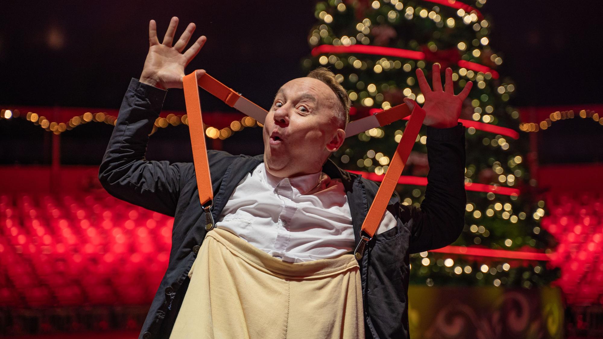Andrey Jigalov posiert vor dem Weihnachtsbaum in der leeren Manege im Kölner Weihnachtscircus.