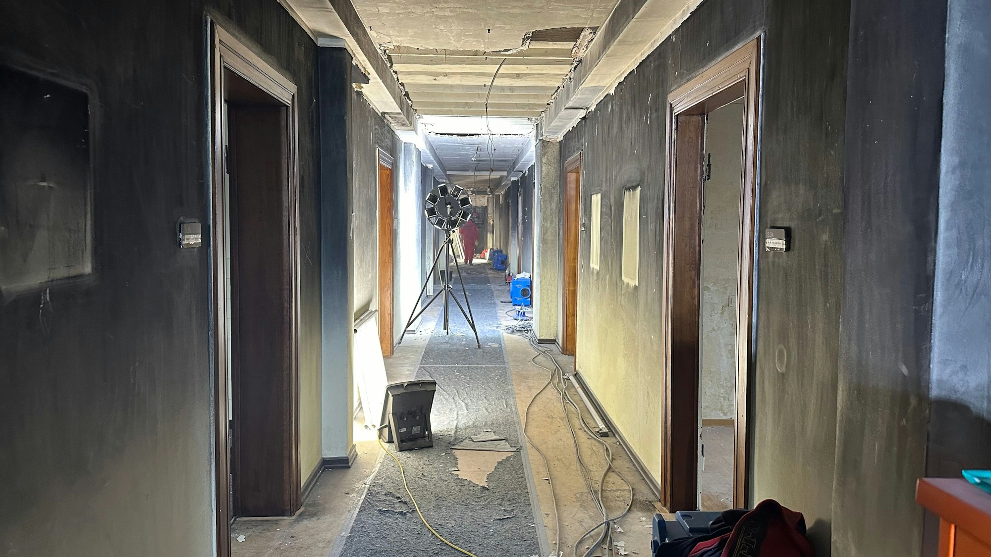 Blick in einen Flur mit Bauwerkzeugen im Kloster der Steyler Missionare. Nach einem Brand wird der Gebäudeteil jetzt saniert.