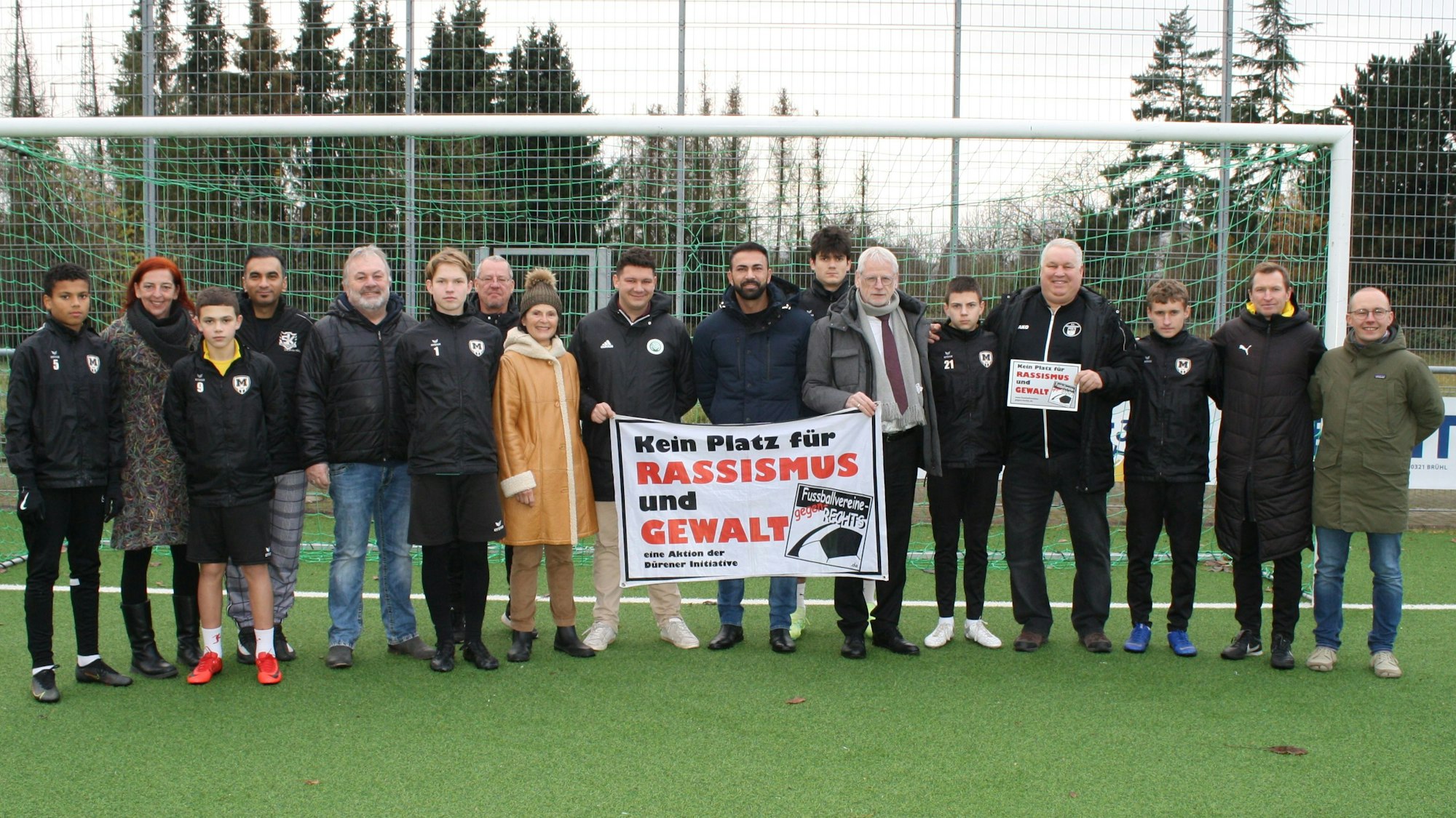 Zu sehen sind die Initiatoren des Projekts. Sie stehen auf dem Fußballplatz in Schwadorf.
