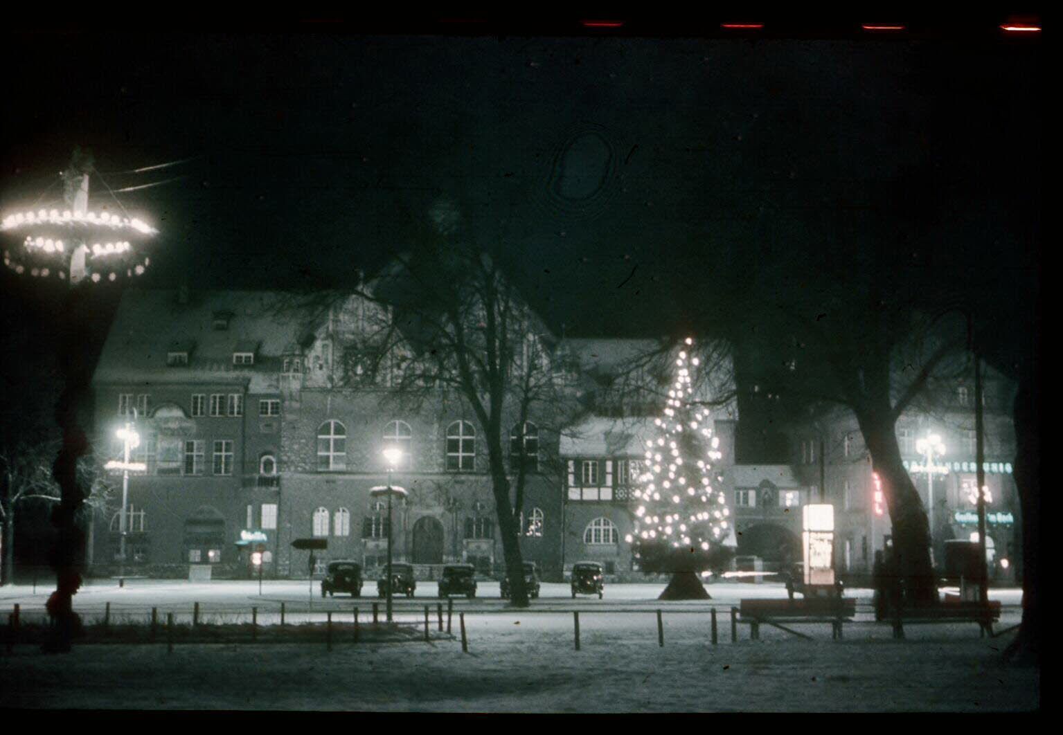 Marktplatz in Bergisch Gladbach, Dezember 1945. Das Rathaus mit dem ersten Weihnachtsbaum nach dem Zweiten Weltkrieg. Rechts das Hotel Am Bock