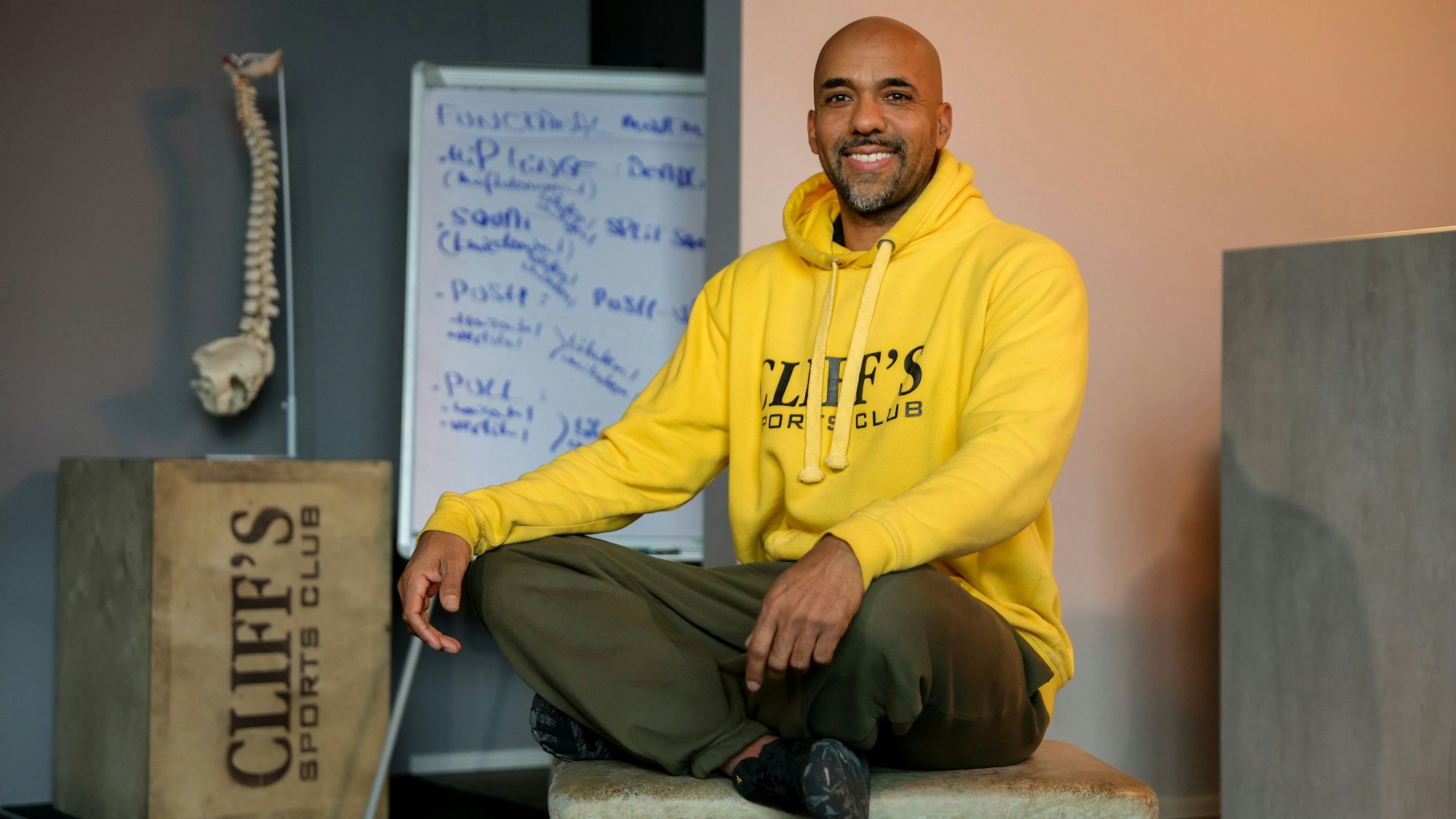 Clifford Opoku-Afari sitzt auf einem Kasten.