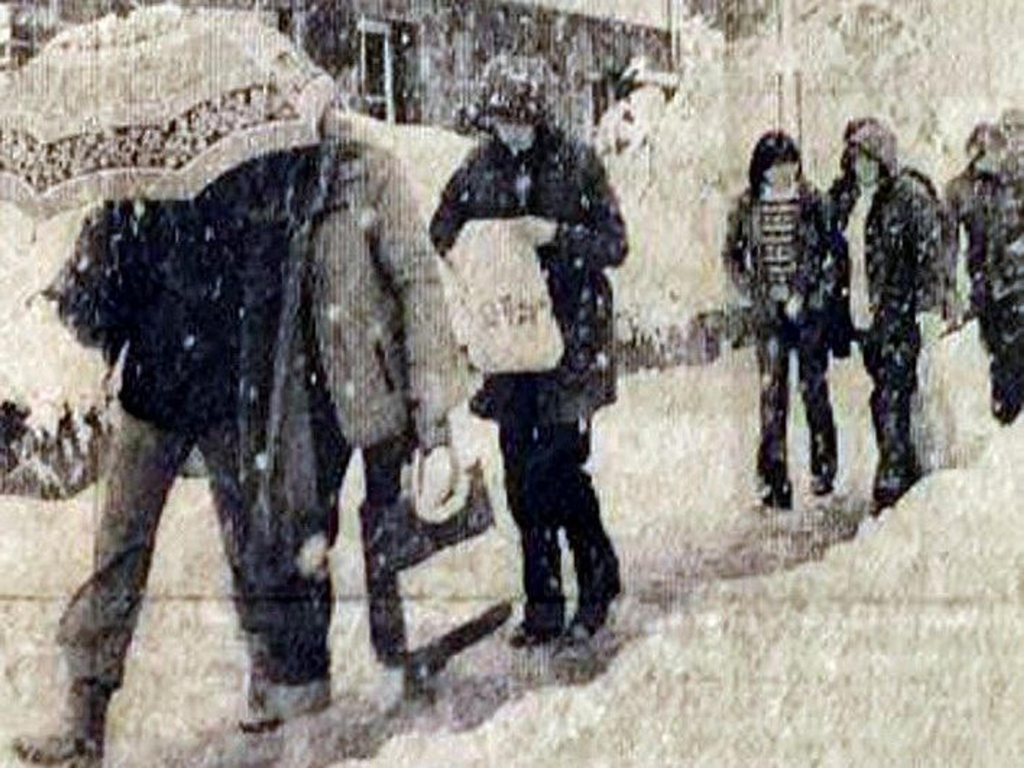 Fußgänger bahnten sich den Weg durch den Schnee.