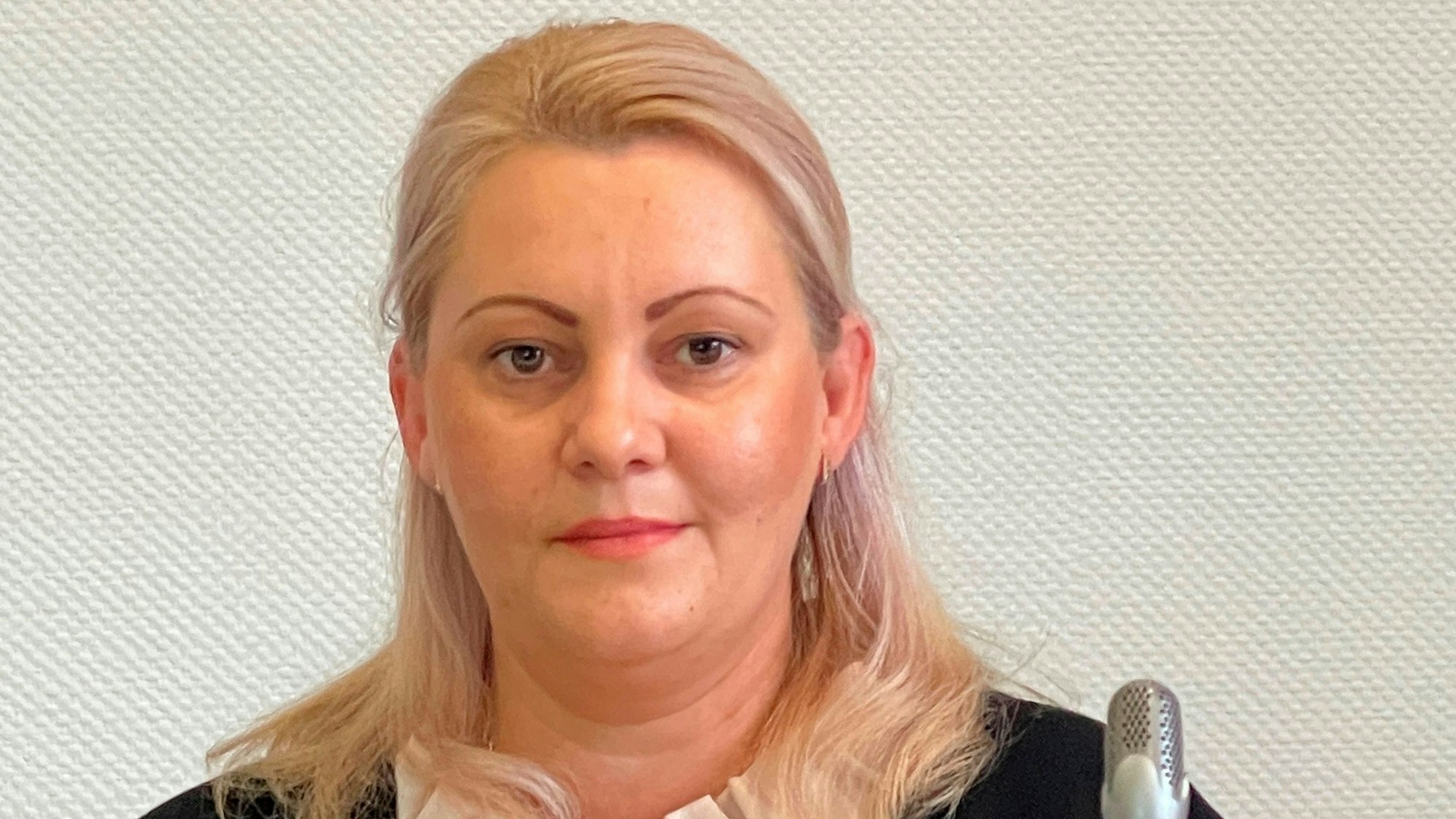 Zu sehen ist eine blonde Frau.