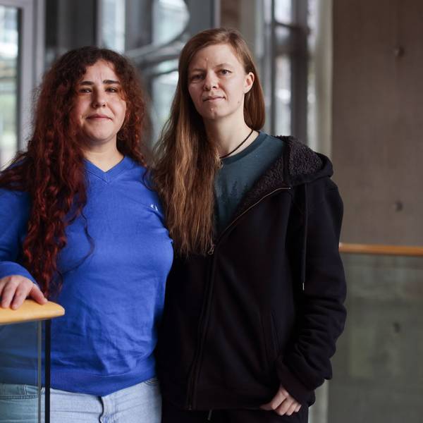Zwei Frauen im Verlagshaus des Kölner Stadt-Anzeiger
