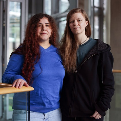 Zwei Frauen im Verlagshaus des Kölner Stadt-Anzeiger