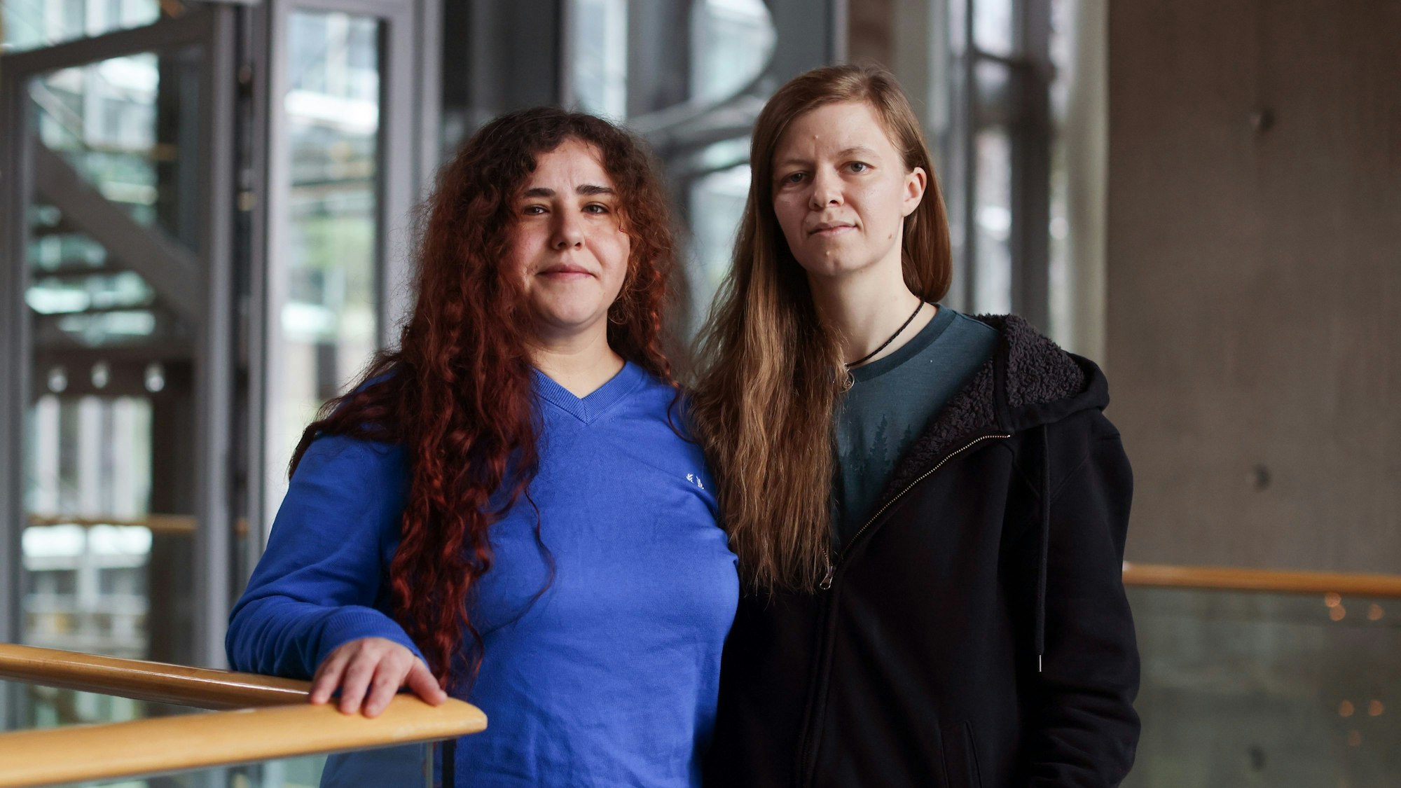 Zwei Frauen im Verlagshaus des Kölner Stadt-Anzeiger