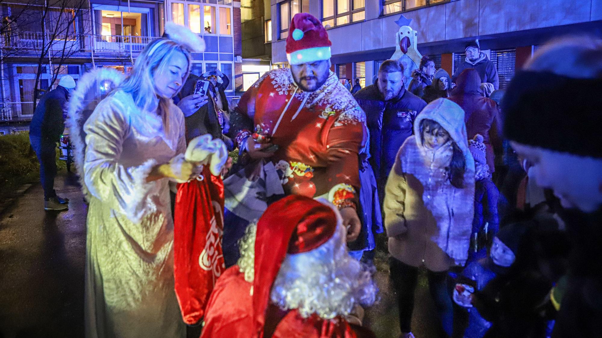 Die Kinder konnten sich über Geschenke und Schokolade freuen.