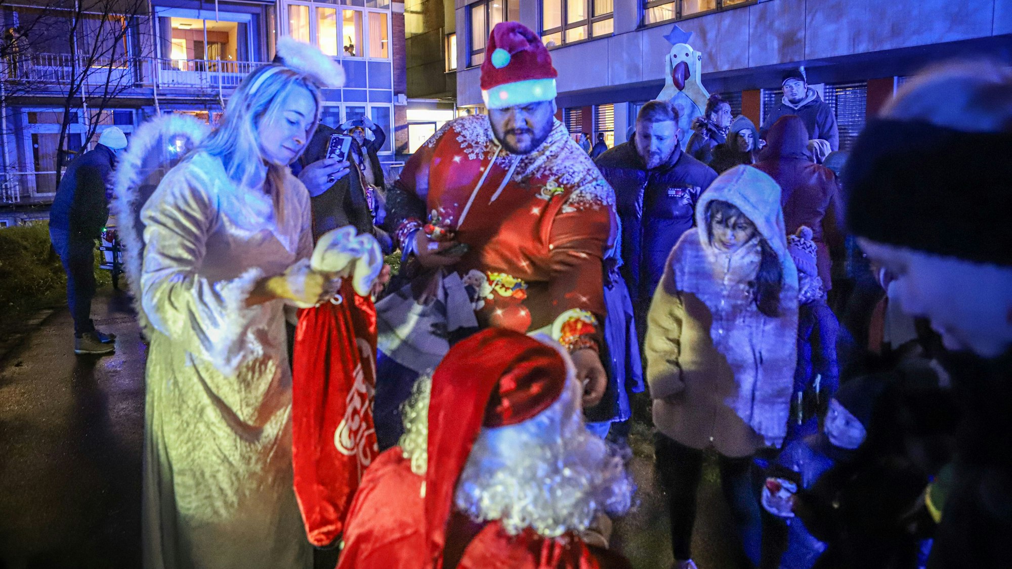 Die Kinder konnten sich über Geschenke und Schokolade freuen.