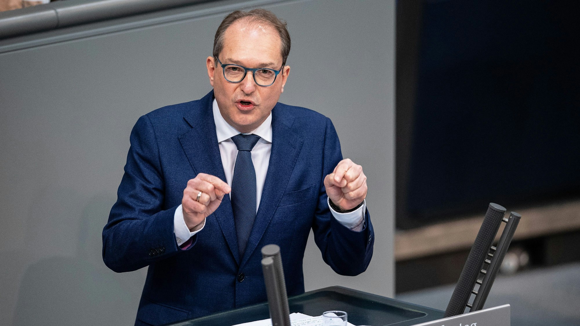 ARCHIV - 28.11.2023, Berlin: Alexander Dobrindt, Vorsitzender der CSU-Landesgruppe, spricht während der Debatte nach einer Regierungserklärung zur Haushaltslage im Bundestag. CSU-Landesgruppenchef Alexander Dobrindt hat sich angesichts des anhaltenden Haushaltsstreits der Ampel-Koalition für eine vorgezogene Neuwahl am 9. Juni 2024 parallel zur Europawahl ausgesprochen. (zu dpa: «Dobrindt fordert rasche Neuwahl - «Ampel hat Legitimation verloren»») Foto: Melissa Erichsen/dpa +++ dpa-Bildfunk +++