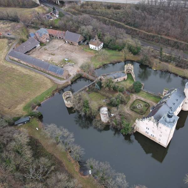 Das Bild zeigt die Burg Veynau aus der Luft.