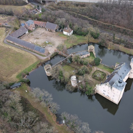 Das Bild zeigt die Burg Veynau aus der Luft.