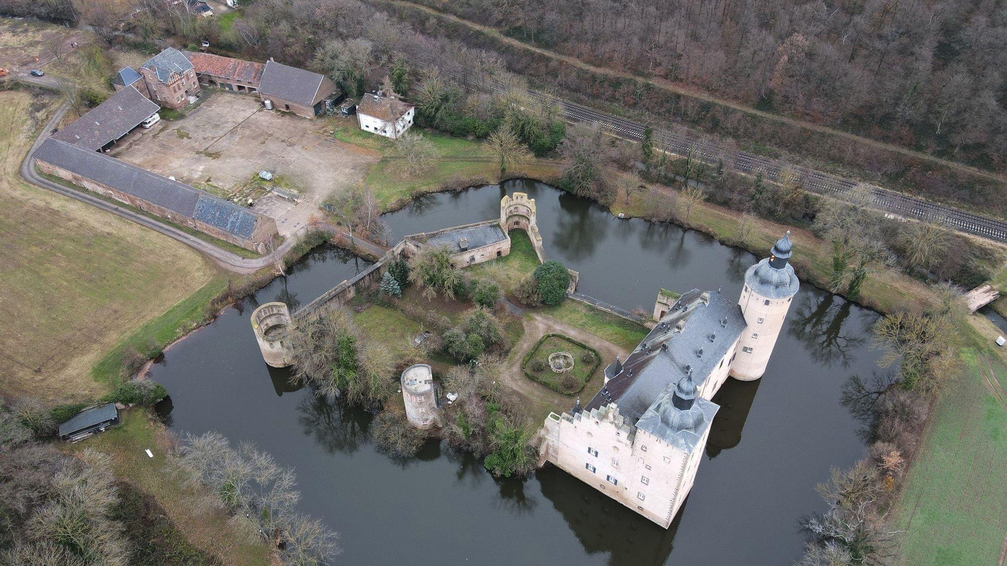 Das Bild zeigt die Burg Veynau aus der Luft.
