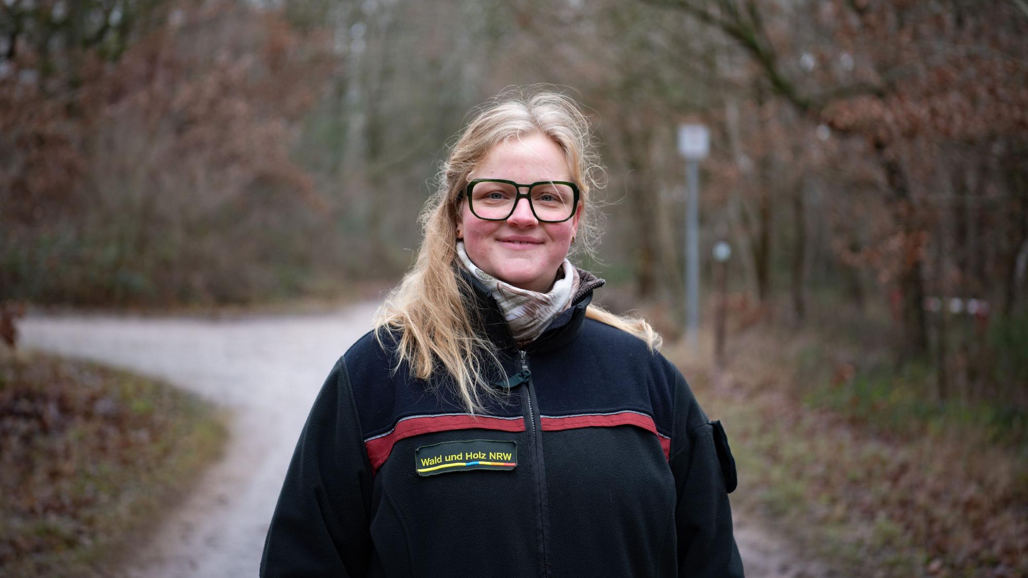 Försterin Barbara Schumacher steht auf einem Waldweg im Billiger Wald.