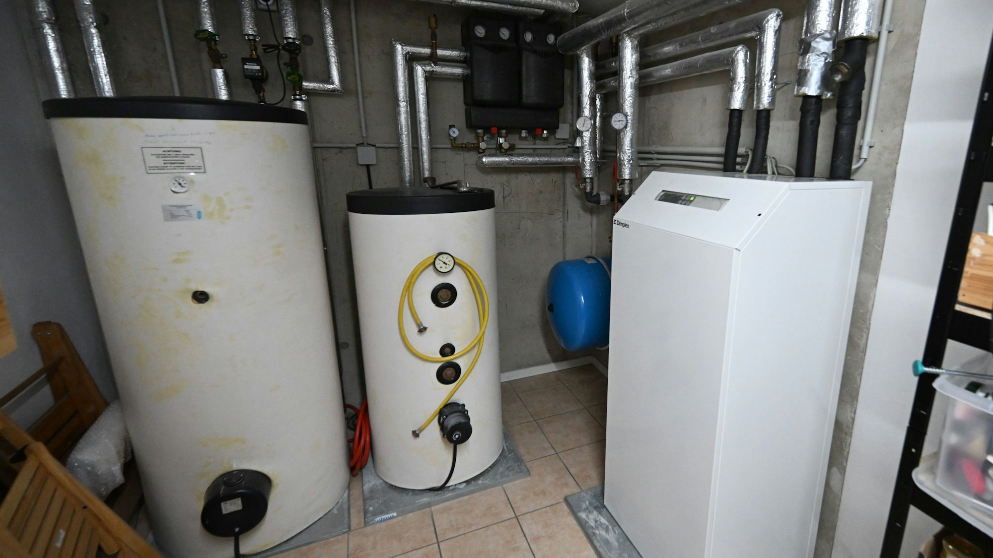 Eine Wasser-Wasser Wärmepumpe mit Brunnen steht im Keller eines Einfamilienhauses. Ab Januar dürfen in Neubauten innerhalb von Neubaugebieten nur Heizungen eingebaut werden, die auf 65 Prozent erneuerbaren Energien basieren. Das dürfte in vielen Fällen eine Wärmepumpe sein.
