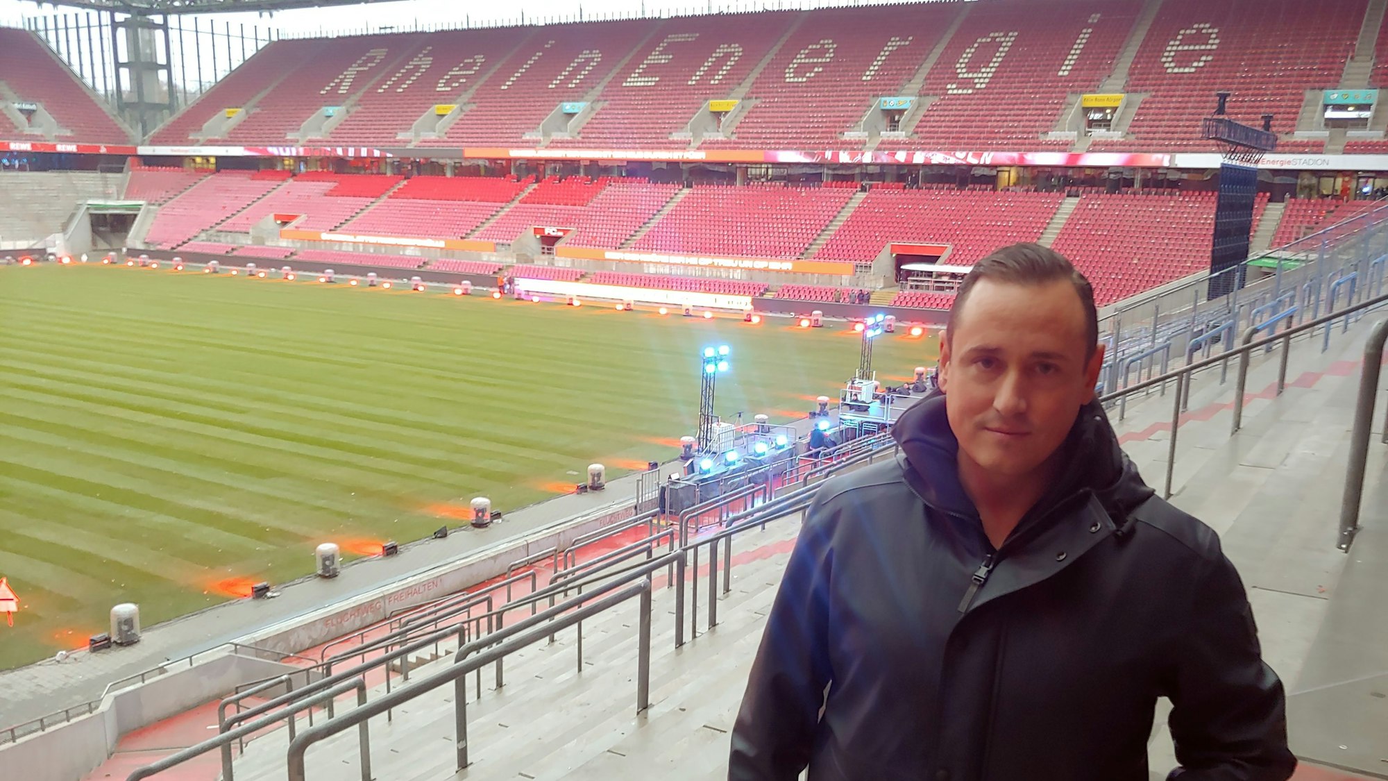 Der technische Leiter Denis Müller steht auf der Tribüne des Rhein-Energie-Stadions.