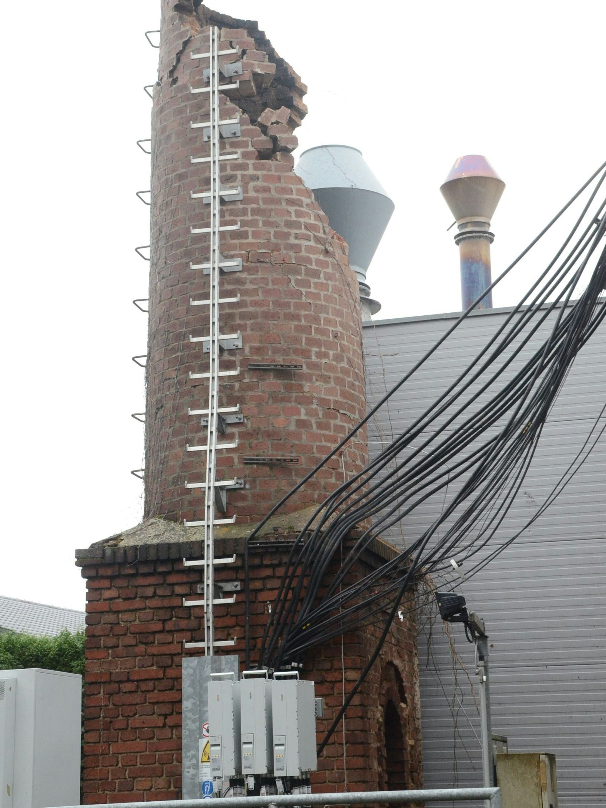 Der Rest eines gemauerten Schornsteins, den der Sturm umgeweht hat.