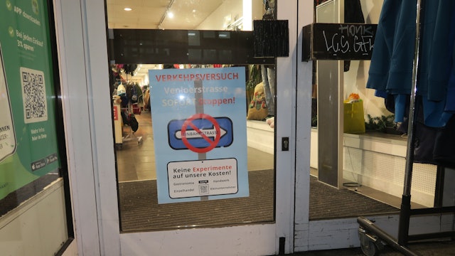 Auf einem Plakat steht „Verkehrsversuch Venloer Straße sofort stoppen“.