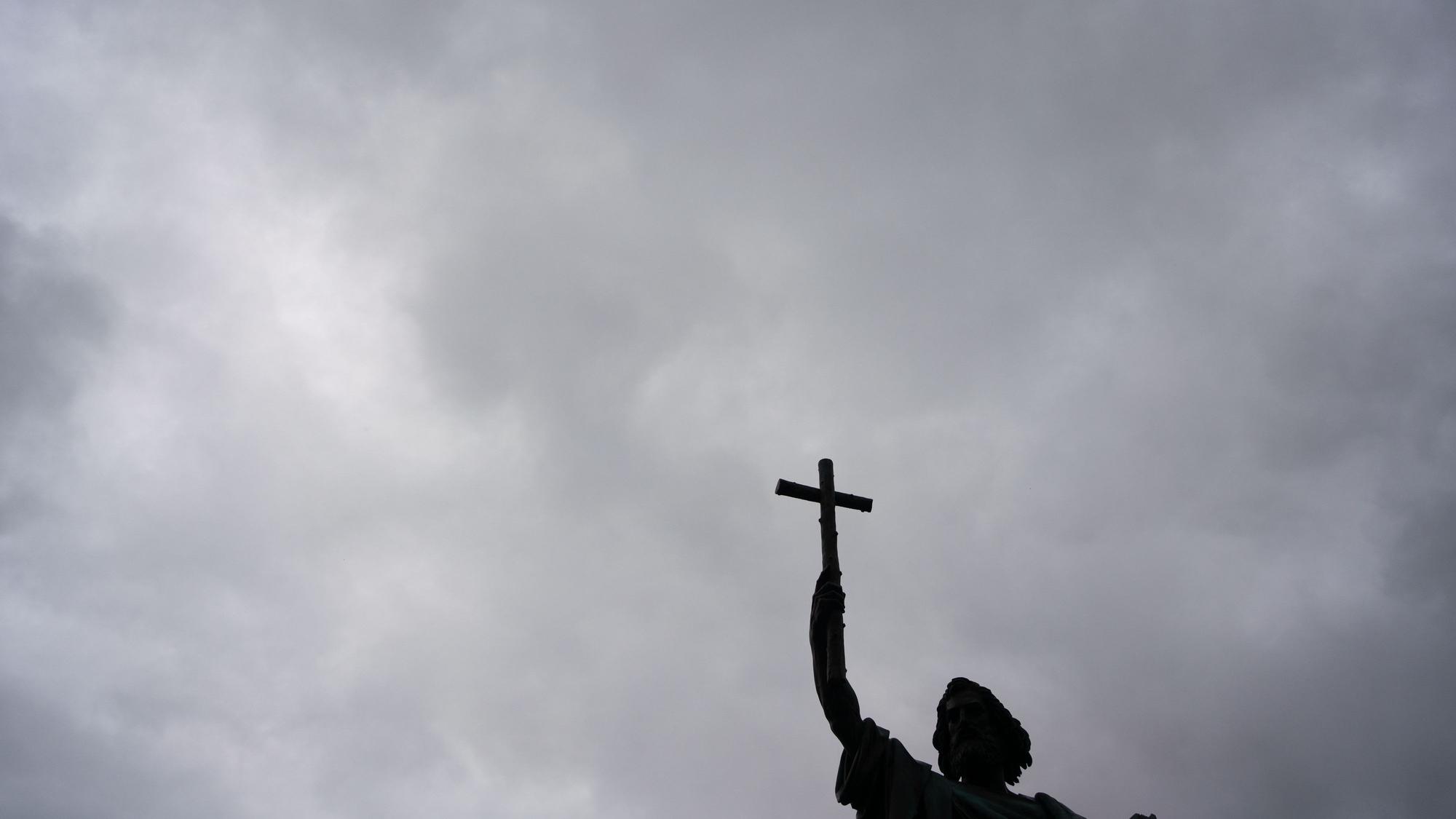 Die Statue des heiligen Bonifatius steht vor einem regenschweren Himmel.