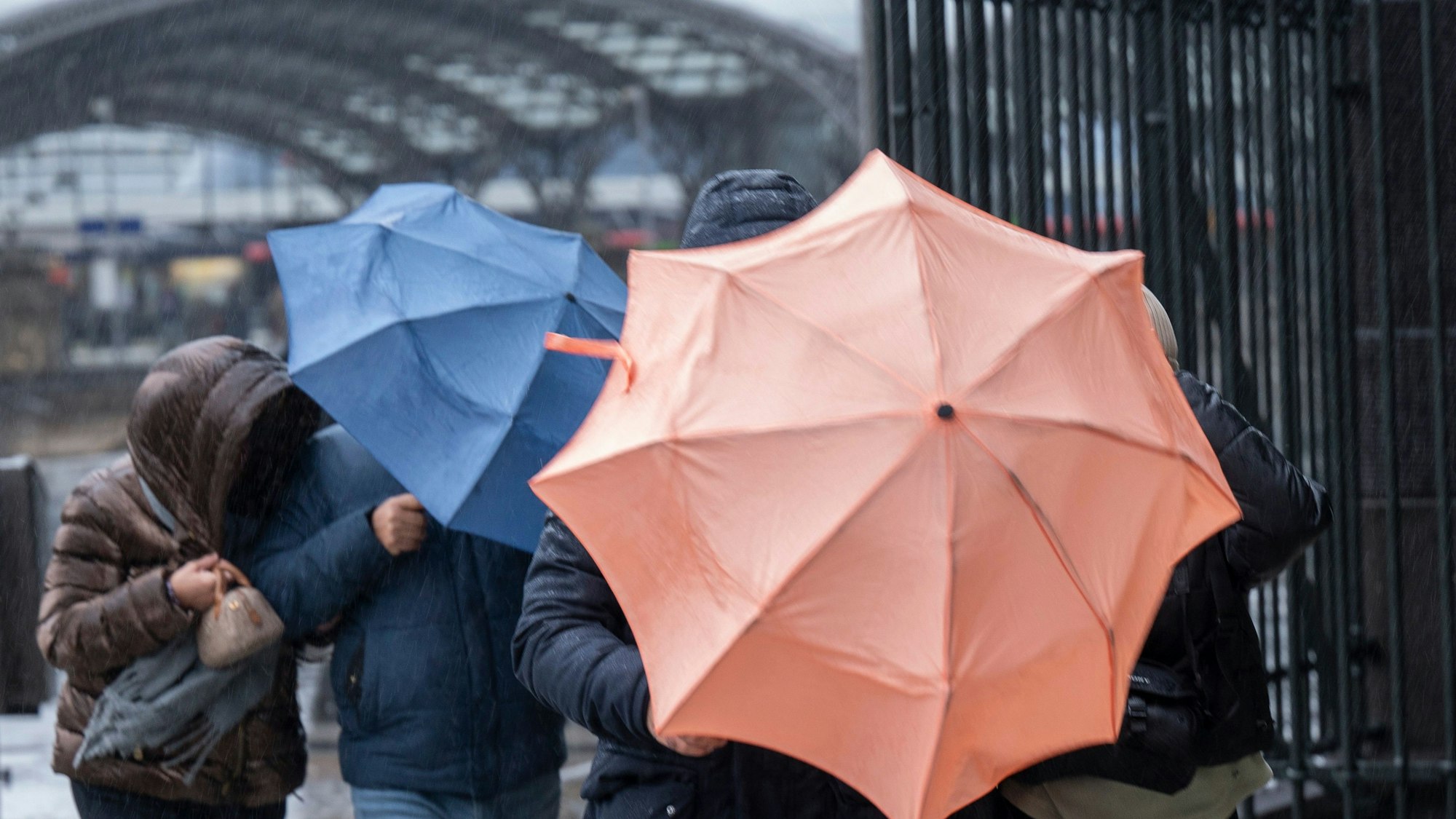 Köln: Das Wetter ist regnerisch und windig. Foto: Uwe Weiser