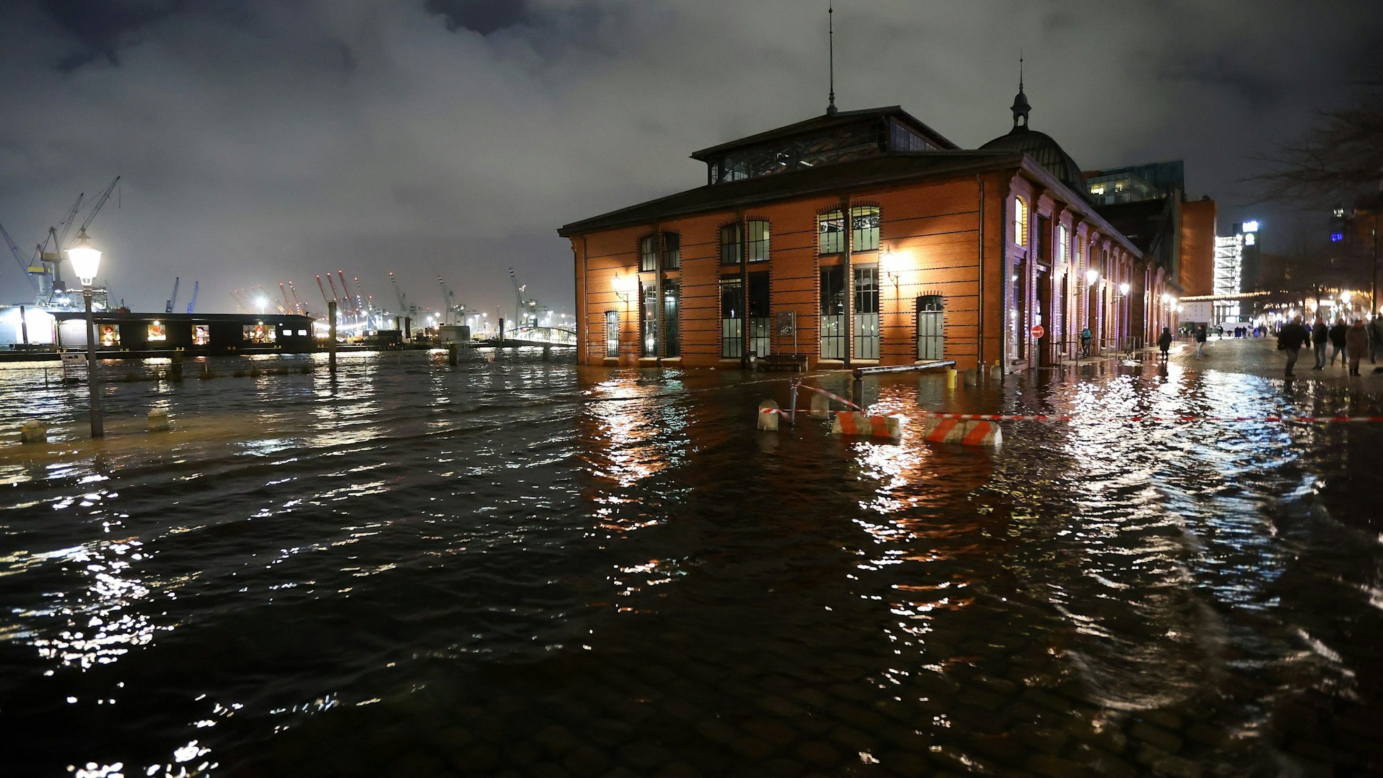 In Hamburg hat die durch Sturmtief Zoltan ausgelöste Sturmflut den Fischmarkt überschwemmt. Das Wasser steht örtlich bis zu drei Meter höher als normal.