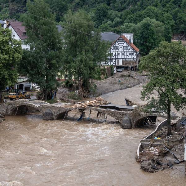Schuld am 15. Juli 2021: Die Brücke in dem Dorf im Kreis Ahrweiler ist nach dem Unwetter mit Hochwasser unpassierbar geworden. An den Nothilfen für die Region könnte der Bundeshaushalt 2024 scheitern.